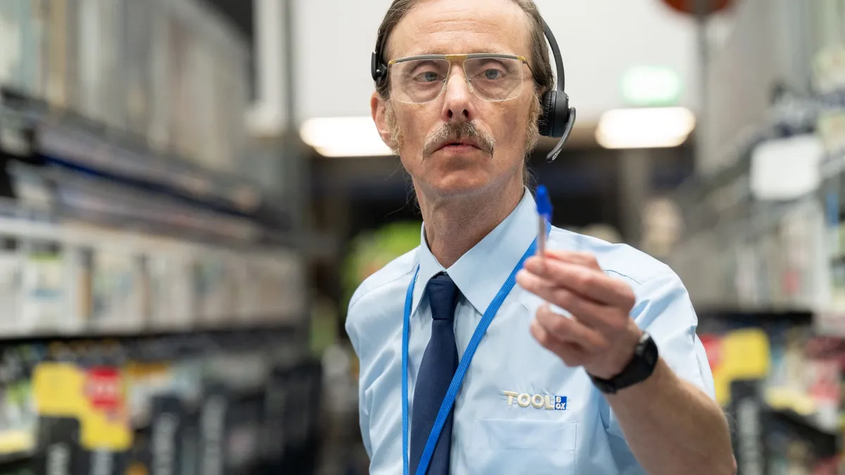 Mackenzie Crook (Gordon)